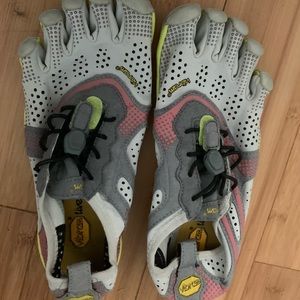 Vibram toe shoes size 6.5 EU 36